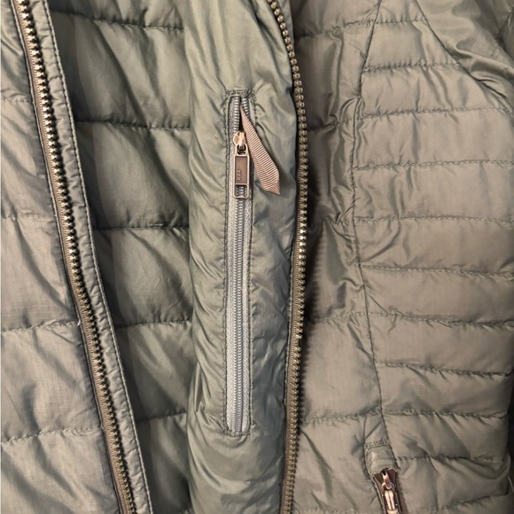 Patagonia Women’s Olive Puffer Jacket - Picture 4 of 9